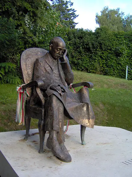File:Statue of Pál Teleki.jpg
