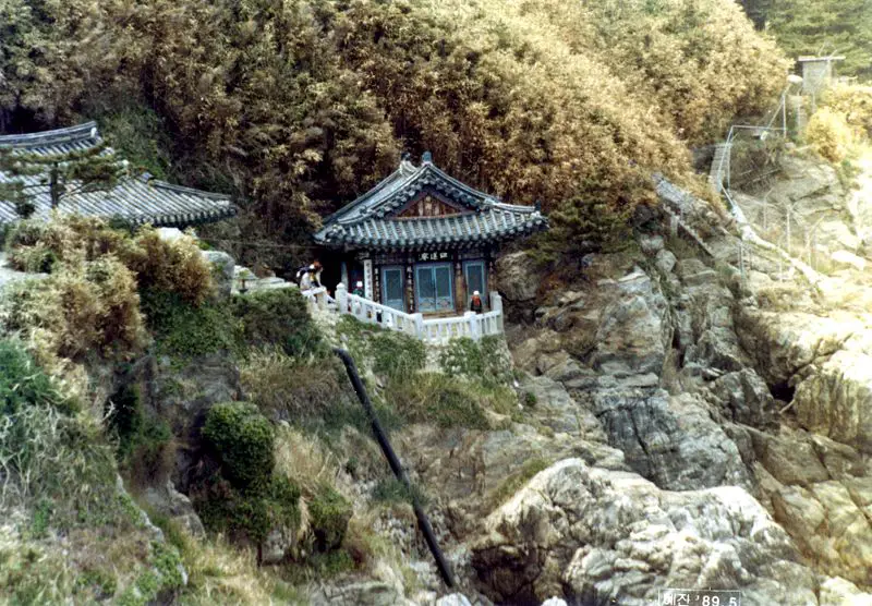 File:Buddhist Shrine on Cliff.jpg