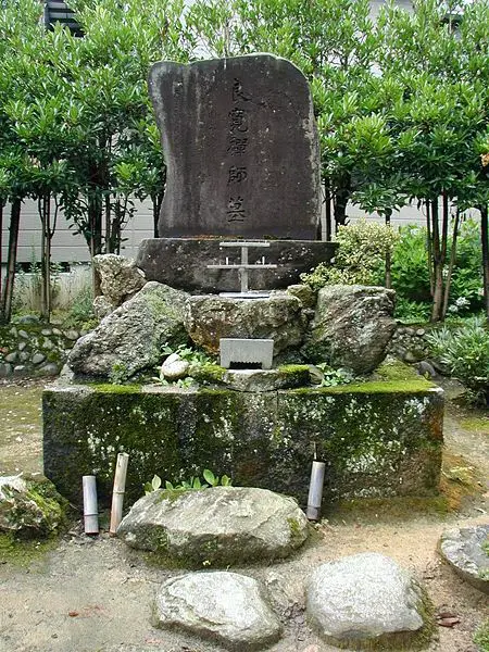 File:Ryokan's Grave.jpg