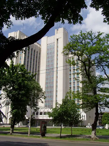 File:GouvernamentalBuilding Chisinau.JPG
