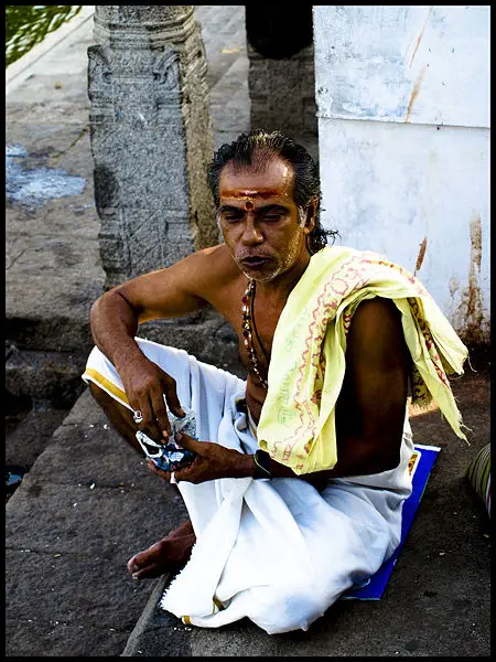 File:Hindu priest madras.jpg