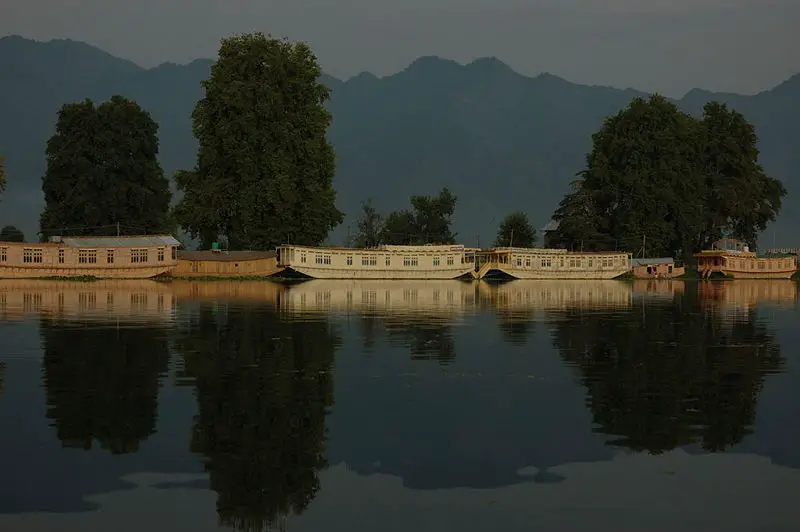 File:Kashmir houseboats.jpg