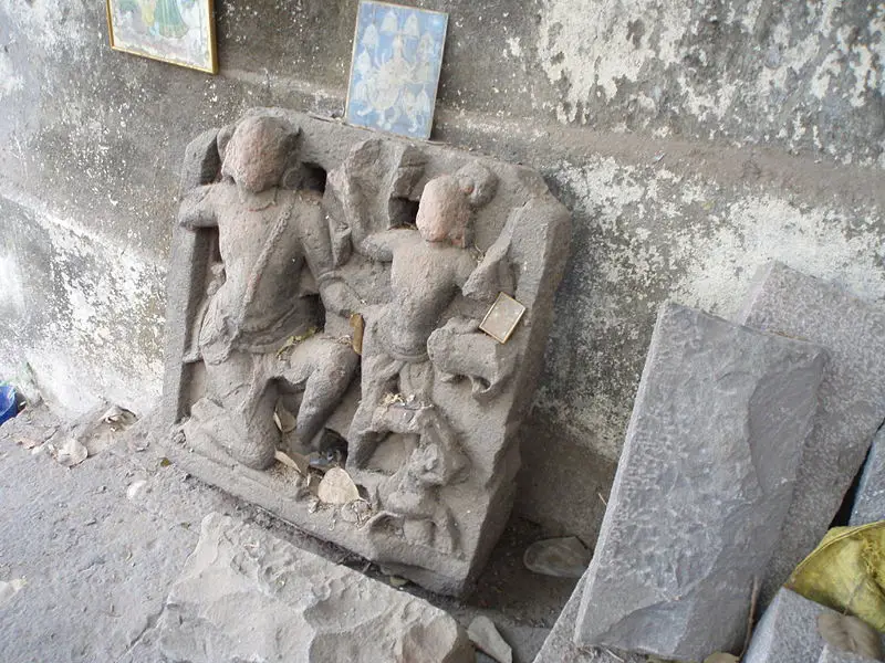 File:Ancient Statues Walkeshwar.JPG