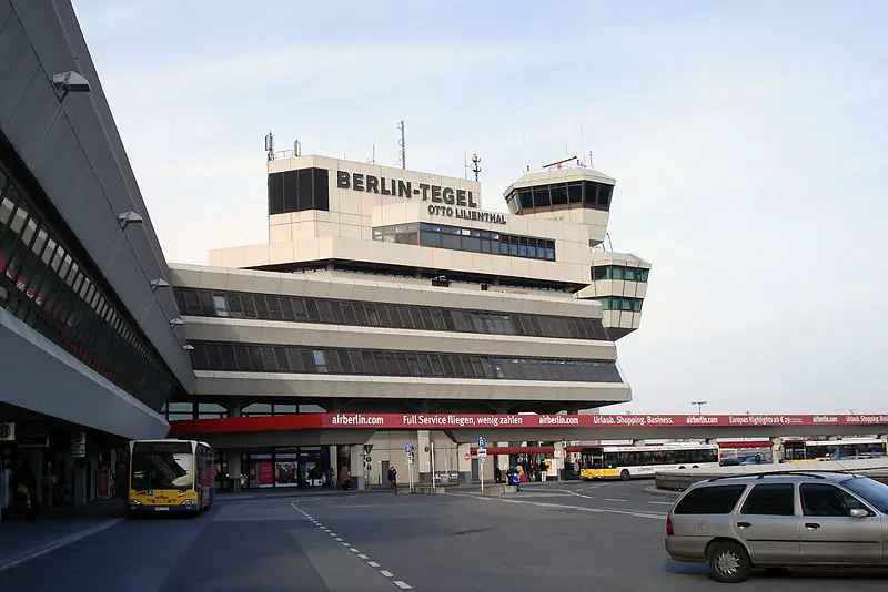 File:EDDT Empfang & Tower.jpg