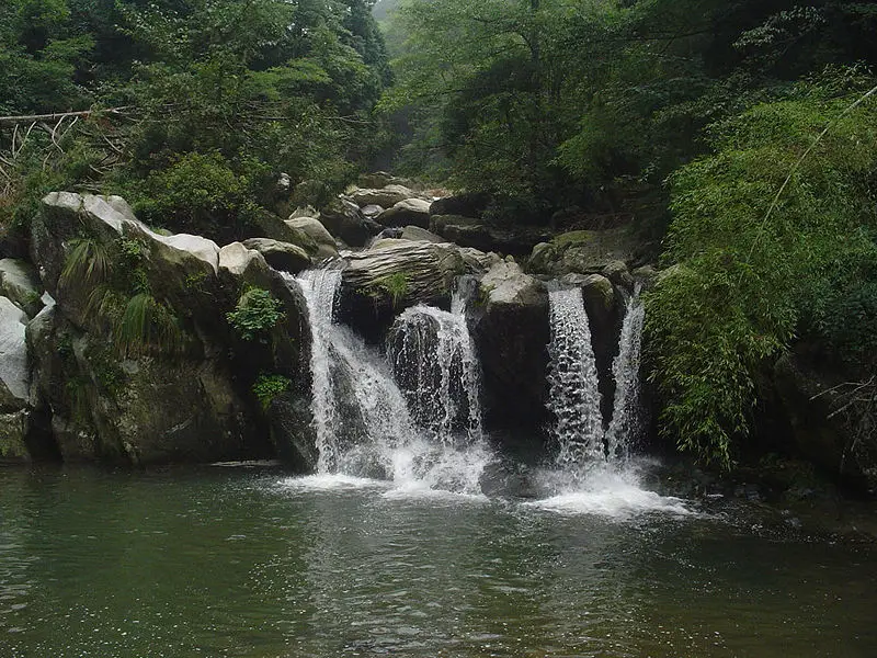 File:Small Lushan waterfall.jpg