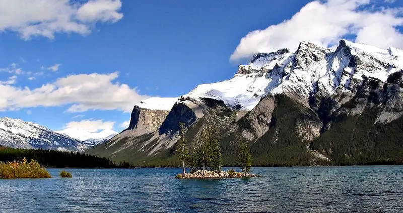 File:Lake Minnewanka 11092005.jpg