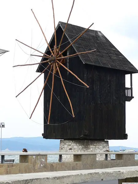 File:Nesebar-windmill-lazarov.JPG