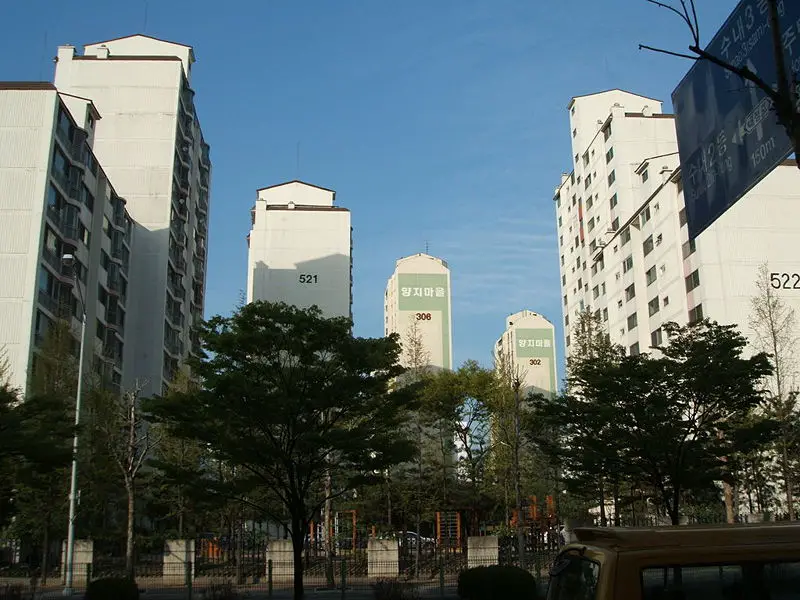 File:Bundang apartment buildings.JPG