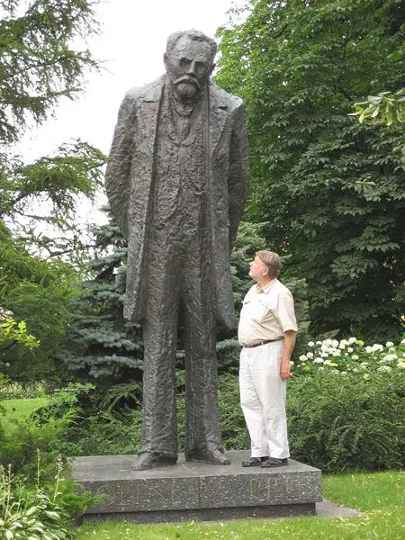 File:Prus statue.jpg