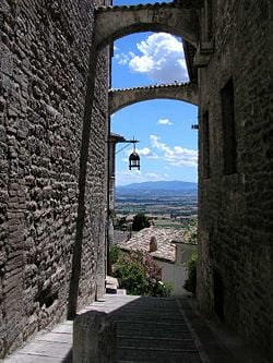 An alley in Assisi.