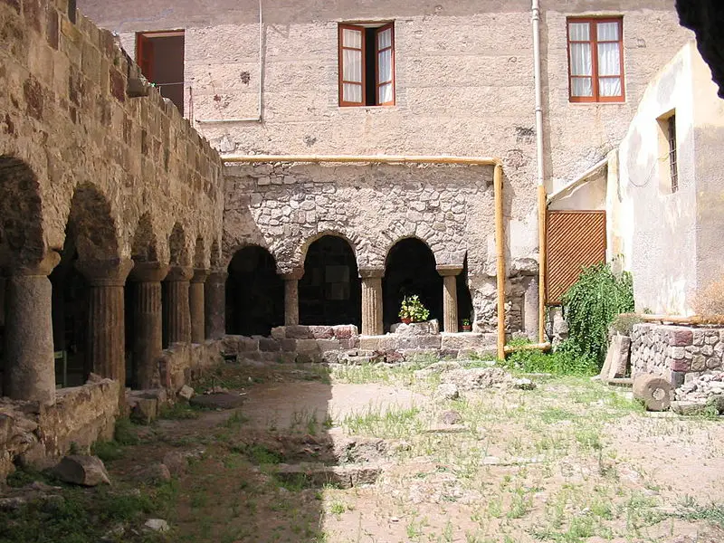 File:Lipari cloisters.jpg