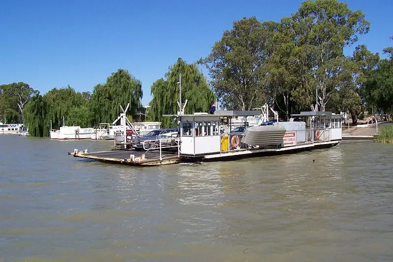 File:Small Mannum Ferry.jpg