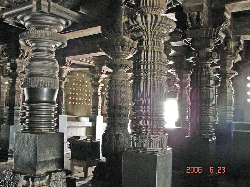 File:Belur Chennakeshava pillars1.JPG