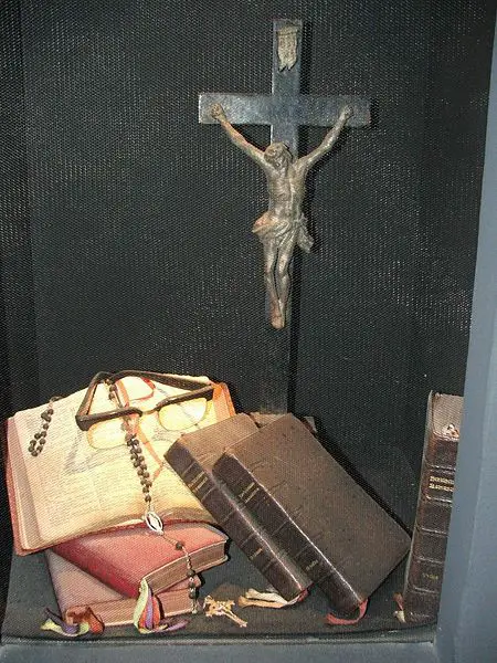 File:Esztergom Mindszenty Museum-Personal belongings.JPG