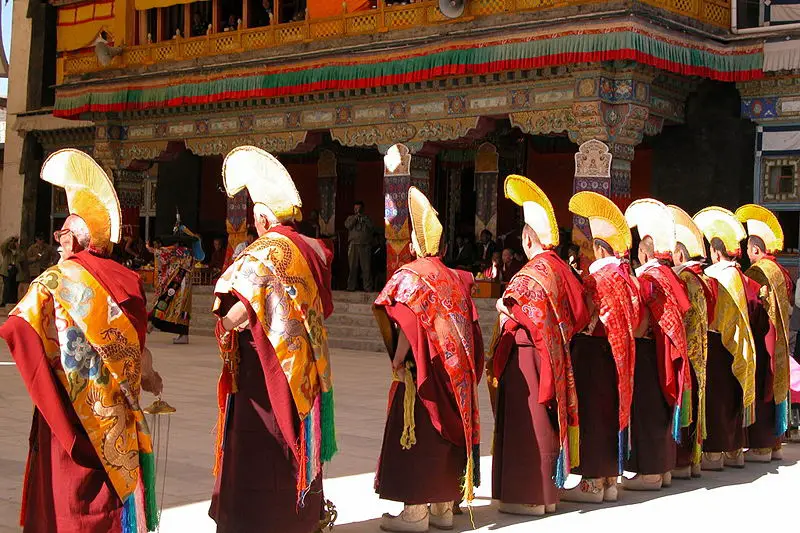 File:Shigatse Monks, Tibet.jpg