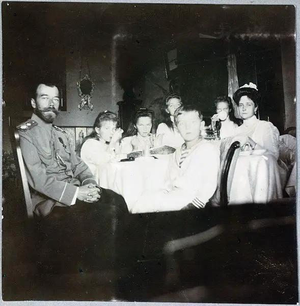 File:Romanovsbreakfast1910.jpg