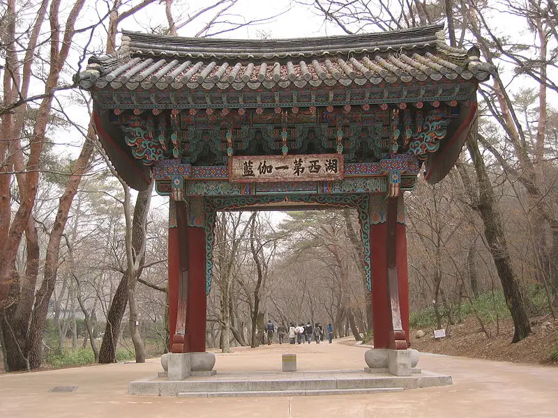 File:Beopjusa iljumun gate.jpg