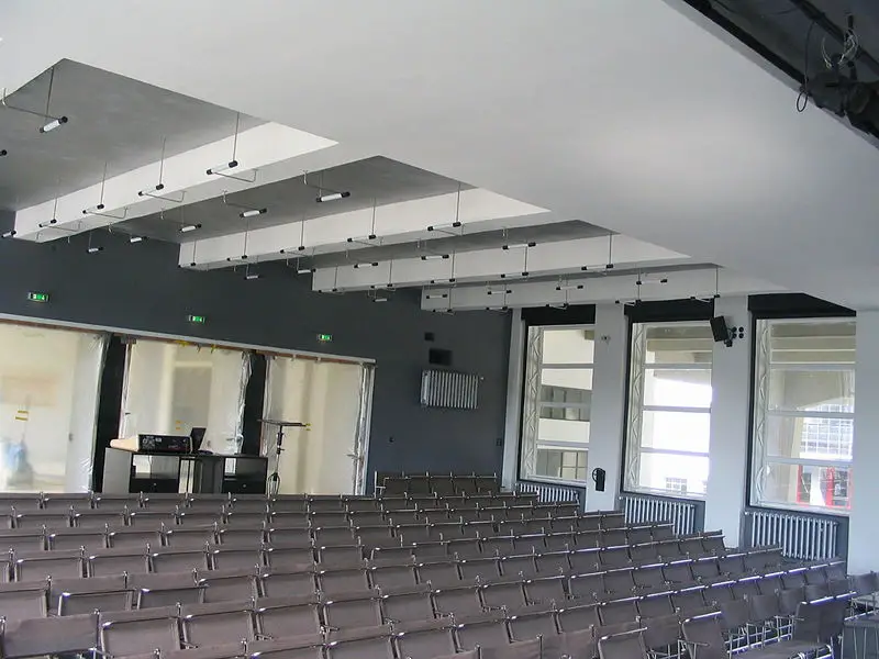 File:Bauhaus-Dessau Festsaal.jpg