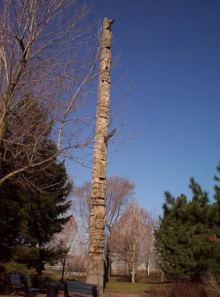 File:Mât totémique Kwakiutl.JPG