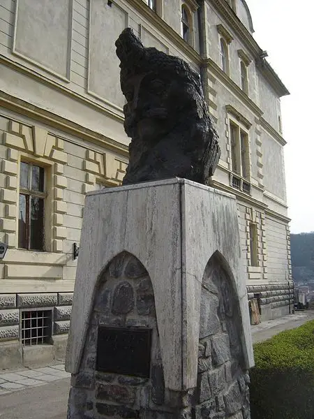 File:VladBustSig.jpg