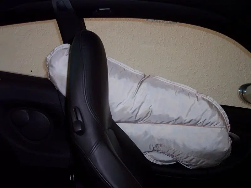 File:Seitenairbag Porsche.jpg