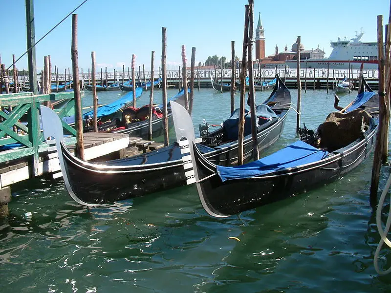 File:Wenecja gondole.JPG