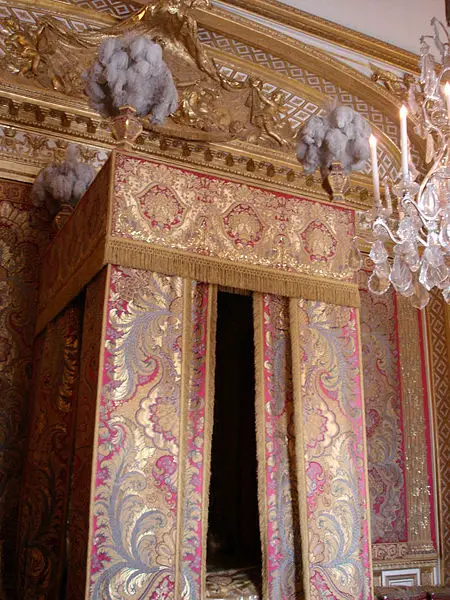 File:Versailles, chambre du roi.jpg