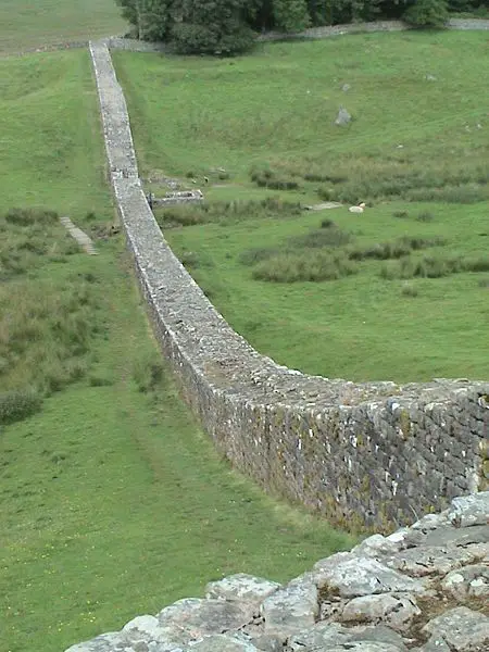 File:Hadrian's wall2.jpg