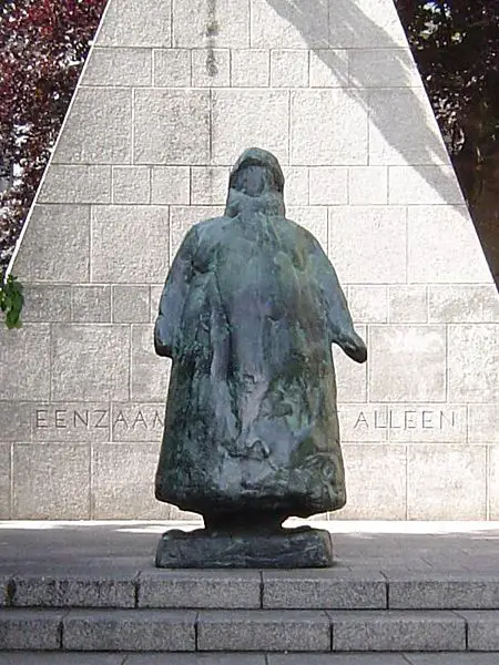 File:Standbeeld Queen Wilhelmina zoomed.jpg