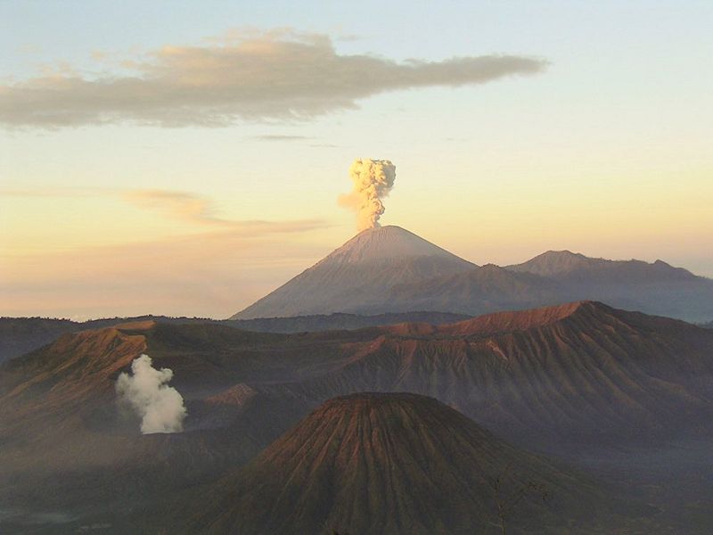 File:Mahameru-volcano.jpg