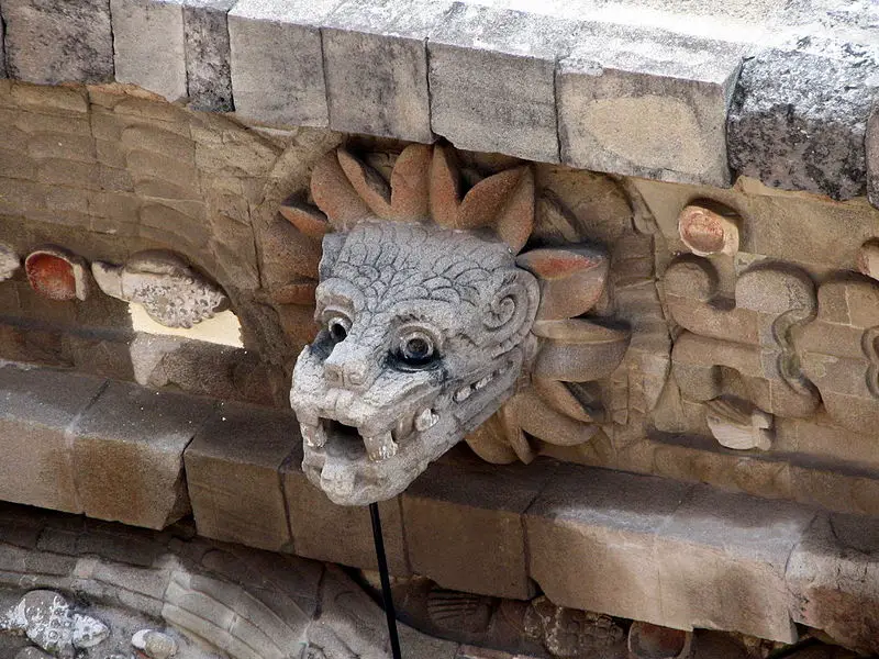 File:Busto quetzalcóatl en Teotihuacán.jpg