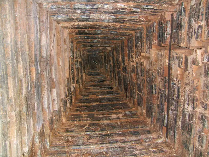 File:Tower inside (My Son).JPG