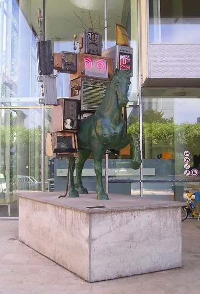 File:Frankfurt Medien Denkmal.jpg