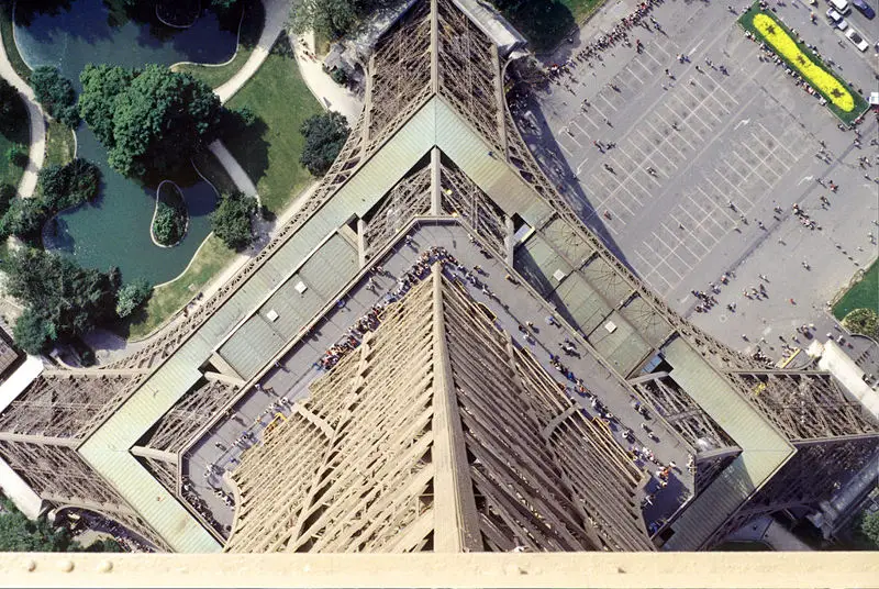 File:Paris-Eiffel-down.jpg