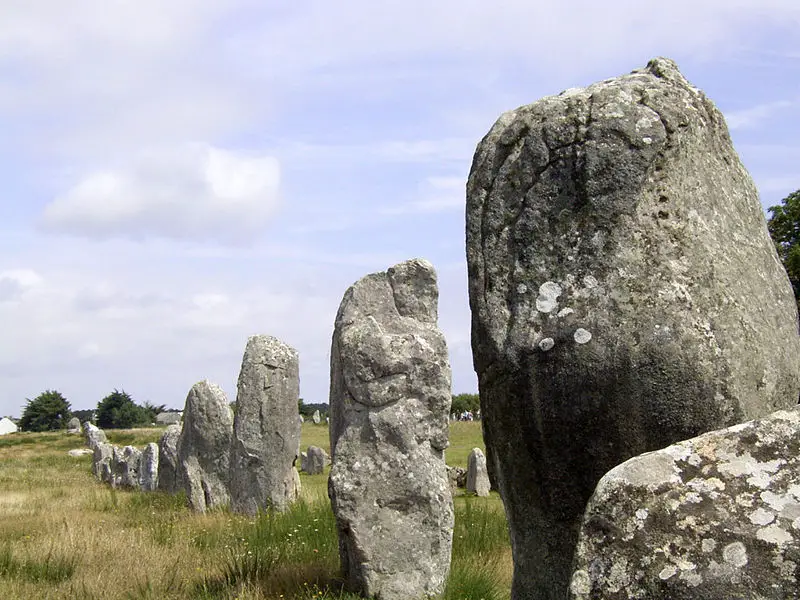 File:Carnac megalith alignment 1.jpg