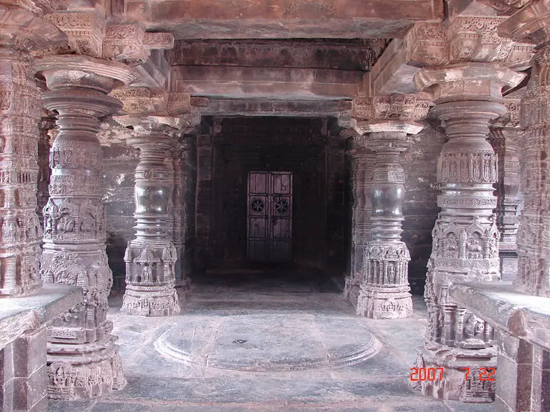 File:Gadag Saraswati temple pillars.JPG