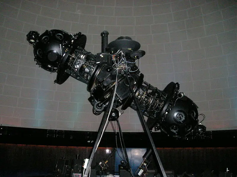 File:ZeissPlanetariumProjector MontrealPlanetarium.jpg