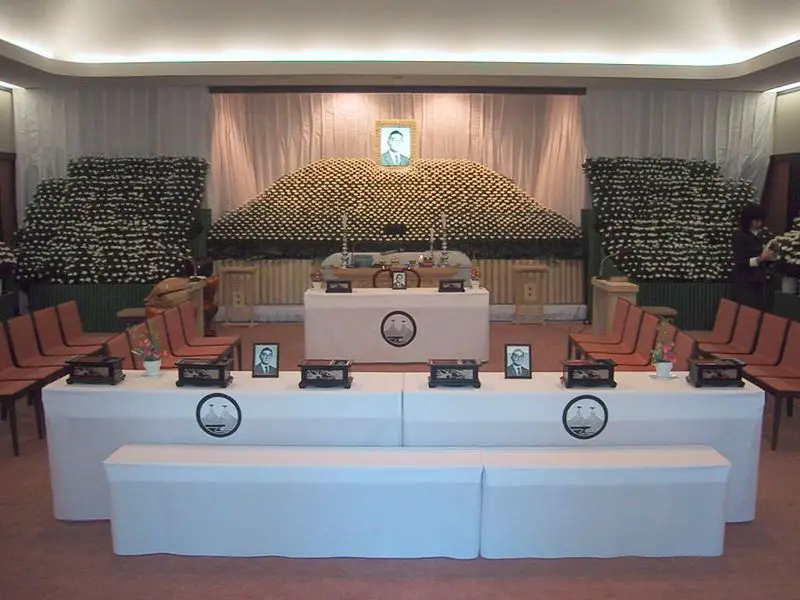 File:JapaneseFuneralArrangementTokyo.jpg