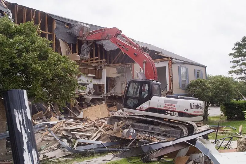 File:LinkBelt 210X2 Demolition.JPG