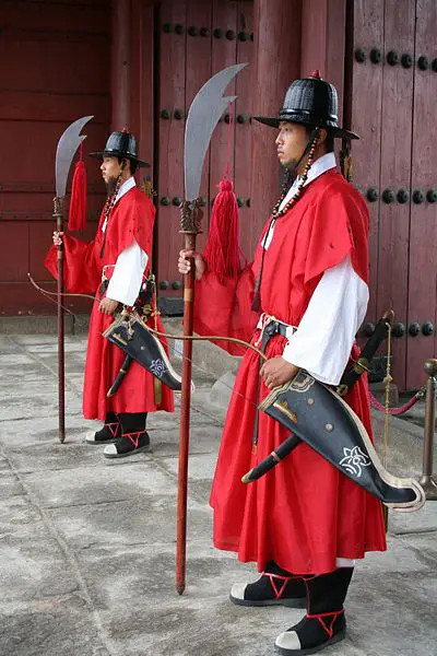 File:Gyeonbokgung-Gate-Guards-03.jpg