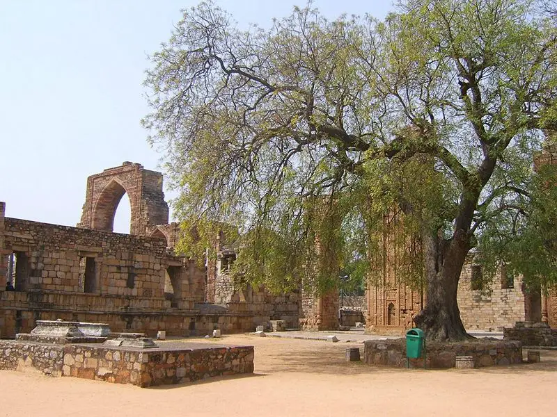 File:India-Qutb-Yard.jpg