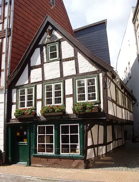 File:Kunstdrechslerei Zettler (Schwerin) cleaned.jpg