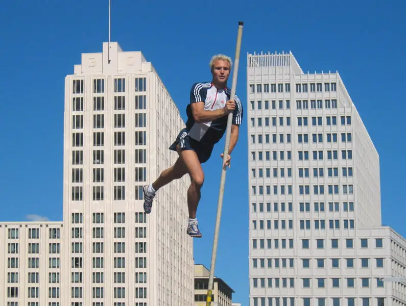 File:Stabhochsprung Berlin.jpg