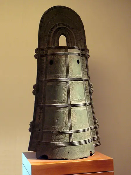 File:DotakuBronzeBellLateYayoi3rdCenturyCE.jpg