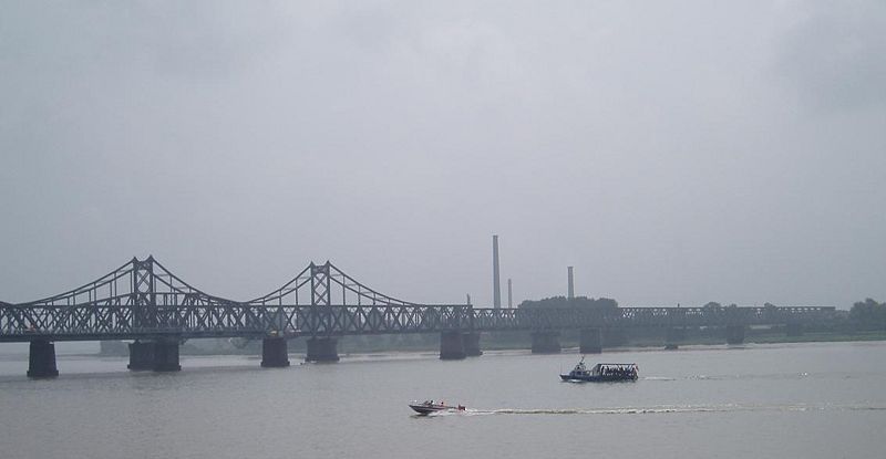 File:Yalu river bridge.JPG