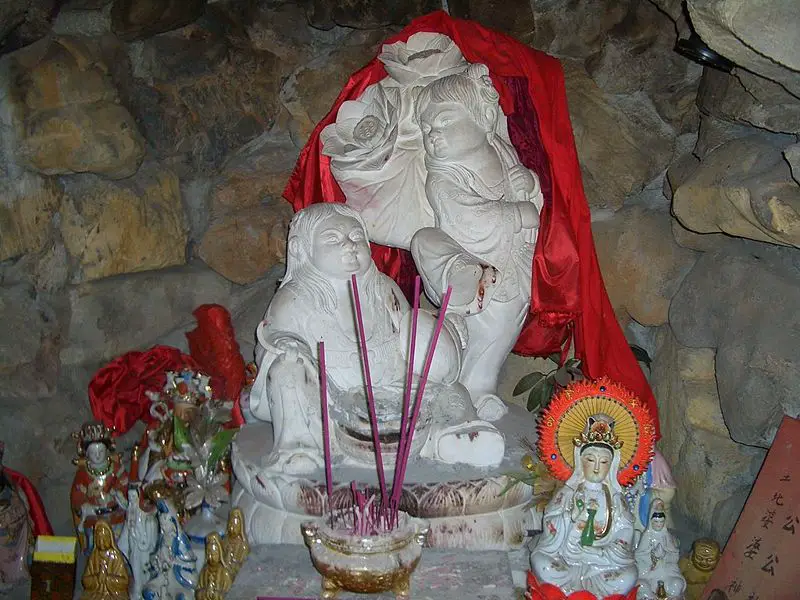 File:Changchun-Temple-Small-statue-0301.jpg