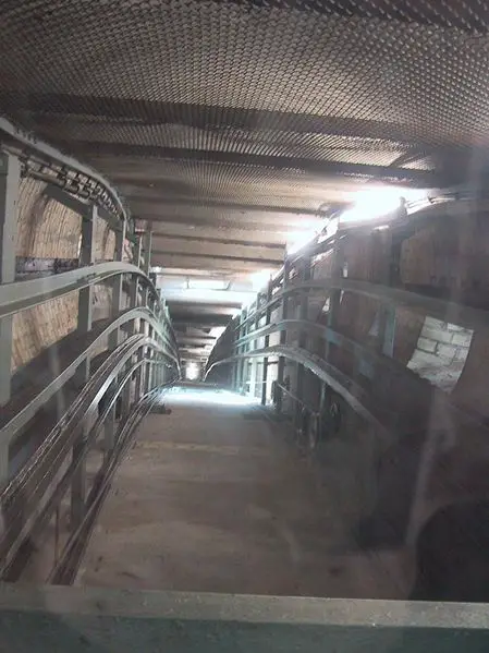 File:ElevatorShaftHannoverNewCityHallLookingUp.jpg
