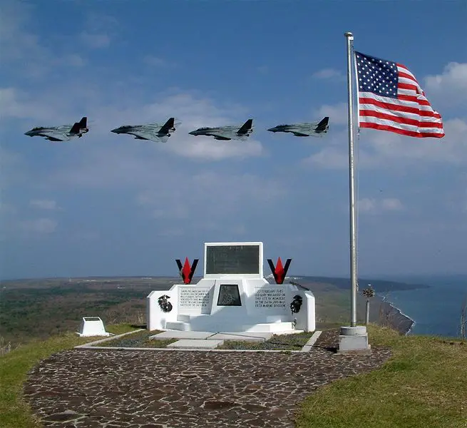 File:MemorialonMtSuribachi.jpg