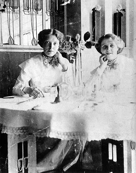 File:Room de Luxe waitresses.jpg