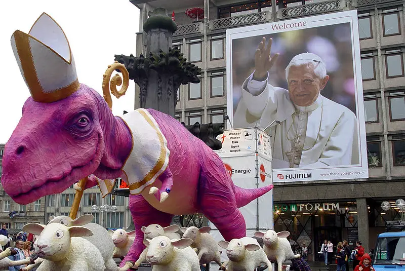 File:WJT2005-RZ-Dino-vor-Plakat.jpg
